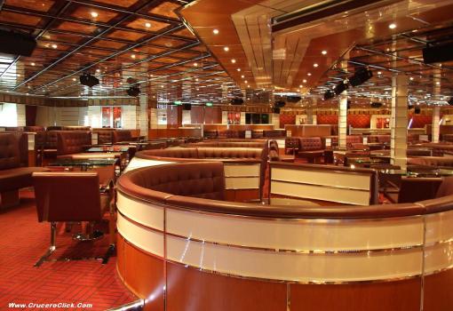 El International Aft Lounge con escenario y pista de baile